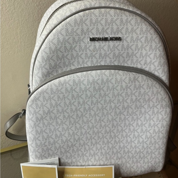 Michael Kors Abby large monogram, tech friendly backpack - Picture 3 of 9